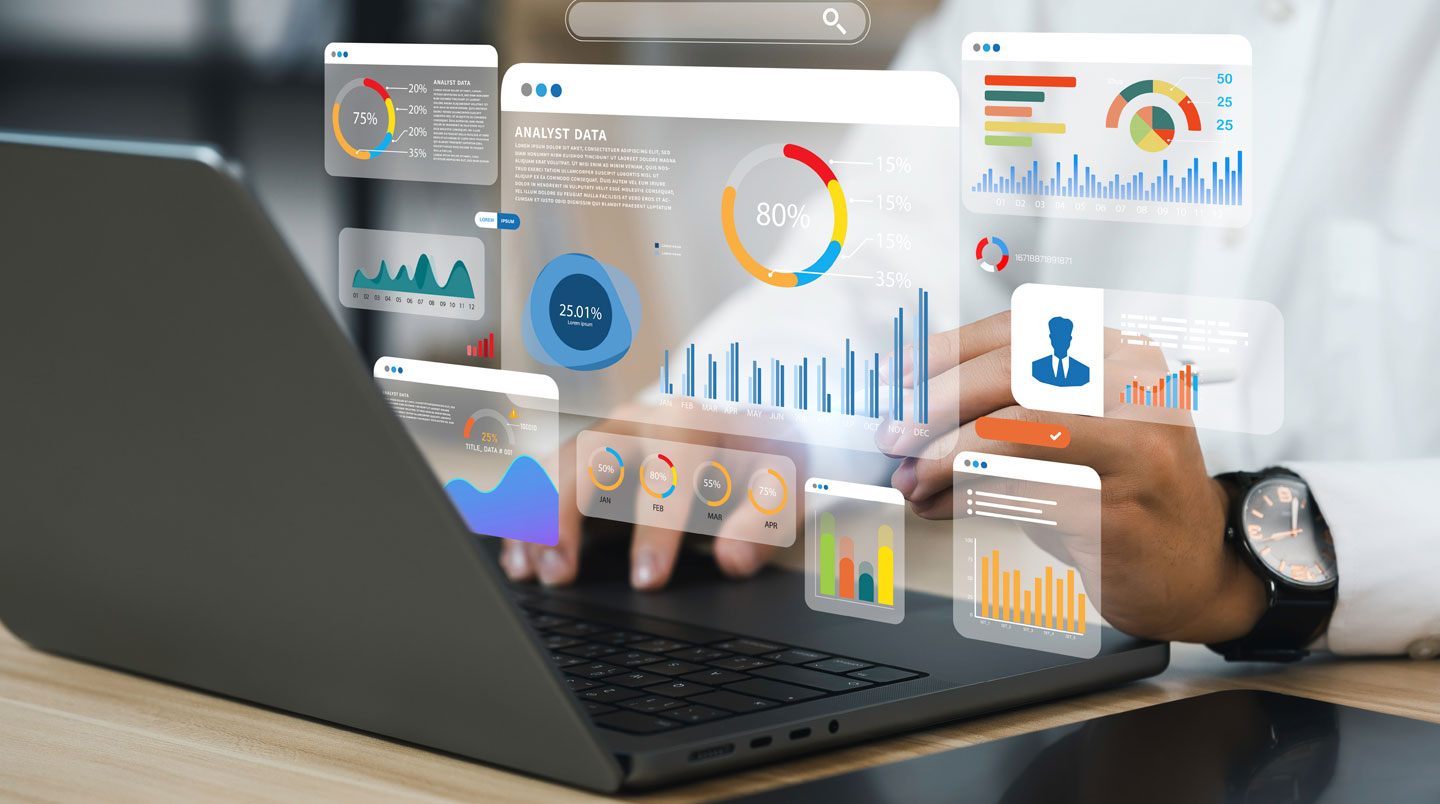 Gros plan sur un rapport de performance de fonds flexible avec une main annotant des chiffres de rendement annuels sur un bureau moderne